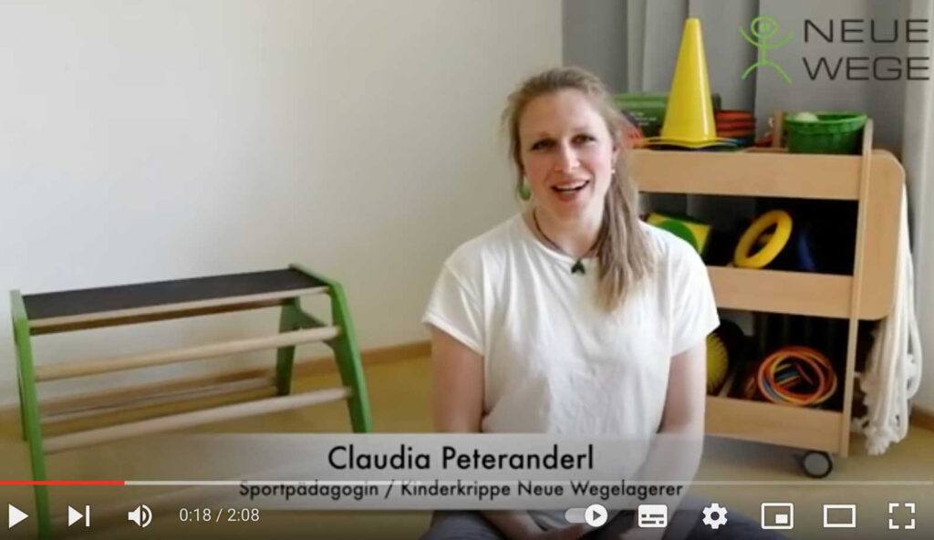 Claudia Peteranderl, Sportpädagogin erklärt in diesem Video welche Lern- und körperlichen Erfahrungen Kinder beim Spielen mit einem Schwungtuch machen können